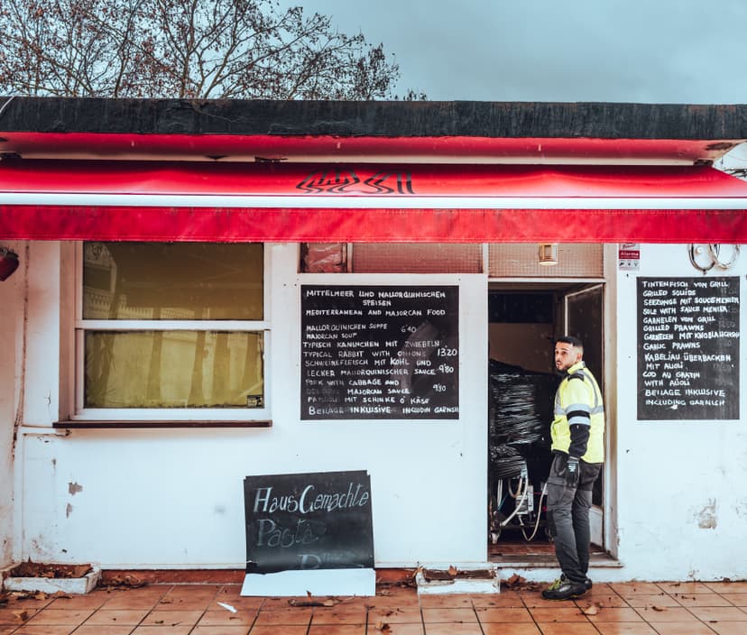 sony rx1r iii jacket pocket camera — spontaneous street moment palma