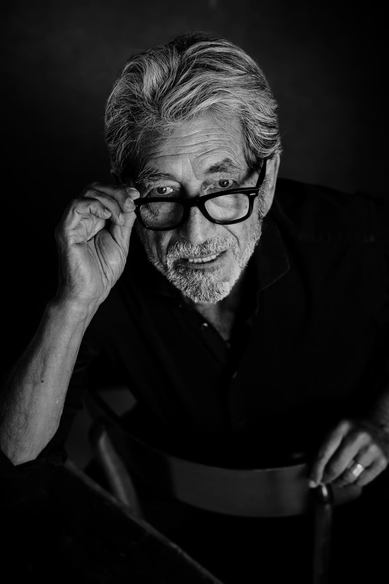 Black-and-white portrait of a man with glasses — arnds.photos studio Palma